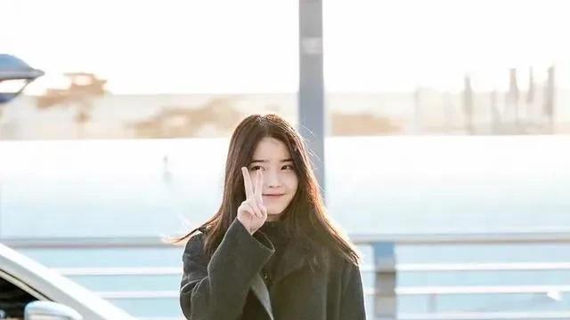 “国民妹妹”IU双腿紧绷到僵硬？粉丝心疼：背后原因太辛酸！