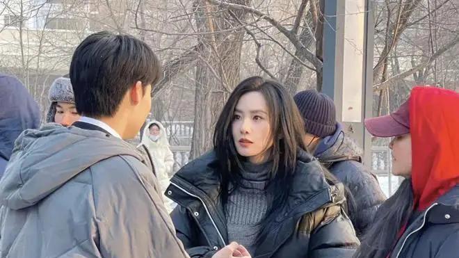 37岁刘诗诗拍戏又被偶遇！穿黑色羽绒服配大棉裤，镜头下美到发光