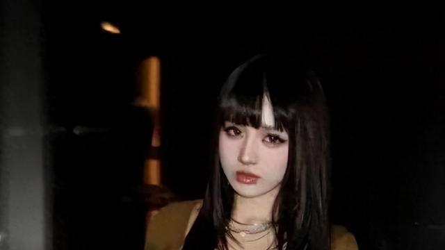 汪峰18岁女儿国外彻底放飞！化浓妆穿镂空衫，火辣的像换了个人