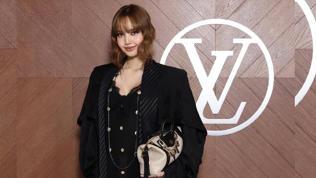 巴黎时装周：全智贤白到发光，Lisa欧美脸高级，但被周冬雨抢了风头