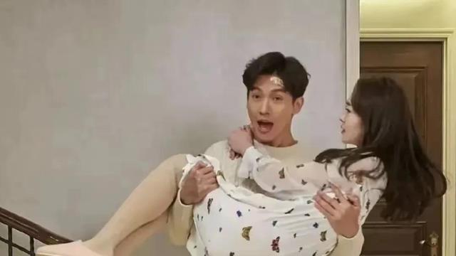 35岁宋轶彻底放飞了，穿睡裙被男友人公主抱，男友人表情略显尴