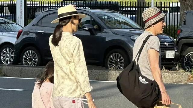 陈冠希一家搬去东京了，家庭聚餐必配清酒，生活已经日式化