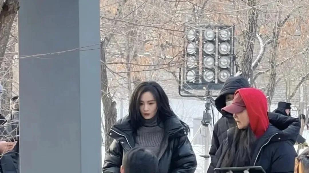 37岁刘诗诗哈尔滨被偶遇，穿羽绒服配棉裤保暖又时髦