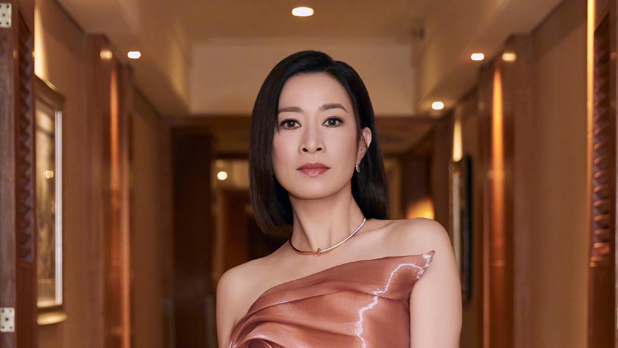 新闻女王佘诗曼靓靓新造型