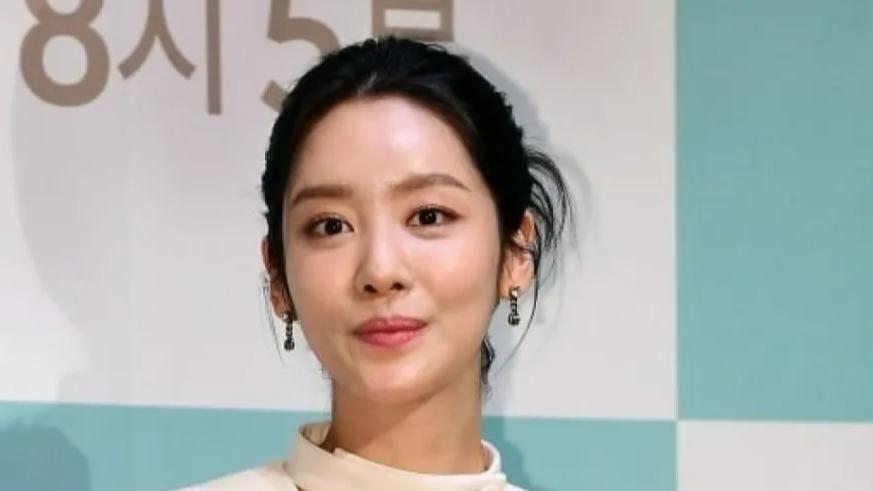 她27岁出道，牙龈萎缩也不放弃，直言30岁前不成功就成仁……