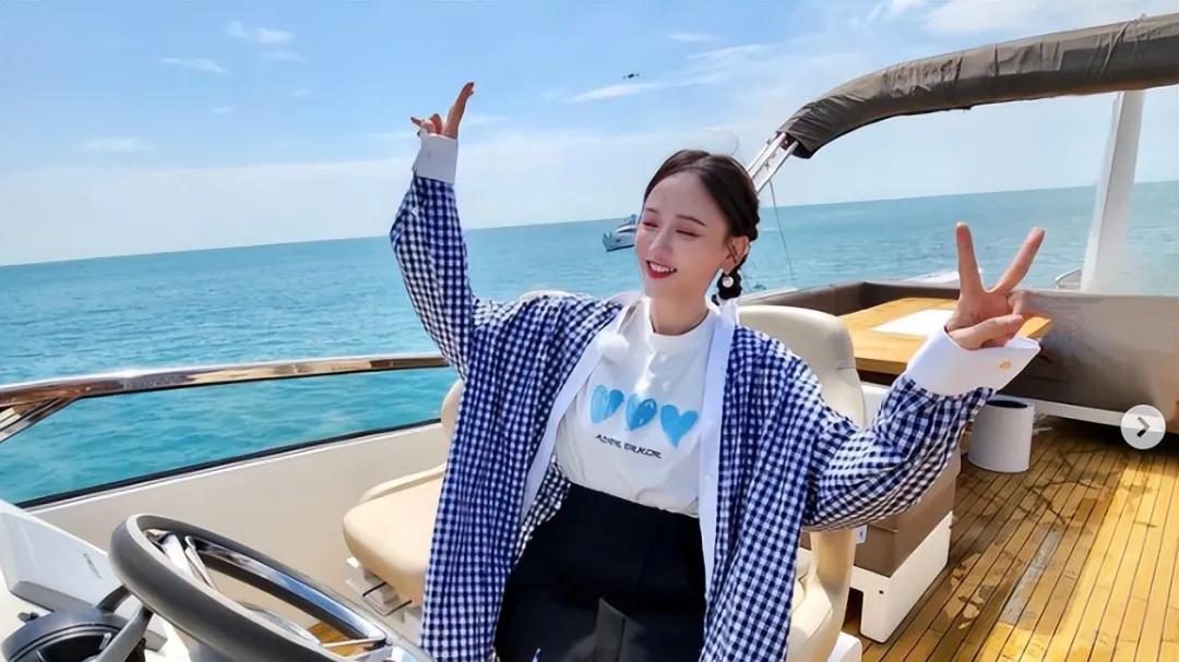 陈乔恩晒游玩美照：穿扮精致时尚，细如竹竿腿抢镜，46岁似26