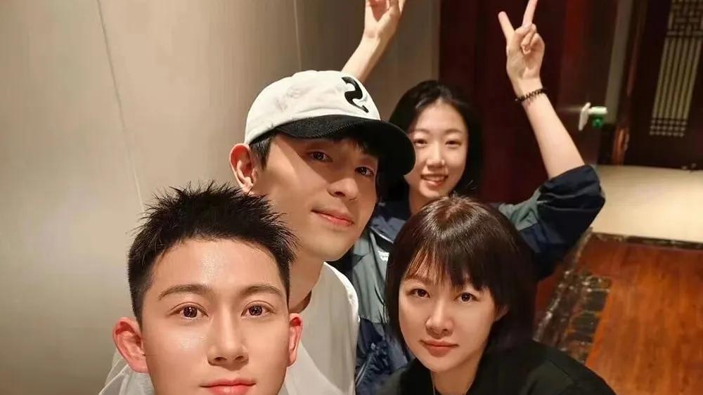 33岁邓伦与女网友合照流出！穿百元短袖帅气依旧，不当明星后很潇洒！