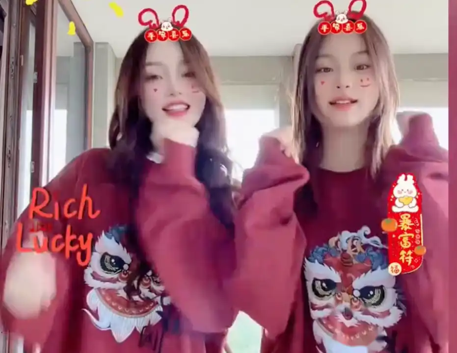 李小璐带女儿跳手势舞拜年，两人穿亲子装同框似姐妹，12岁甜馨比妈妈还高