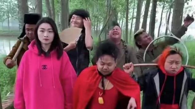 曝14米网红“香港陈总”被抓，搭档透露原因，发黑白照引发热议