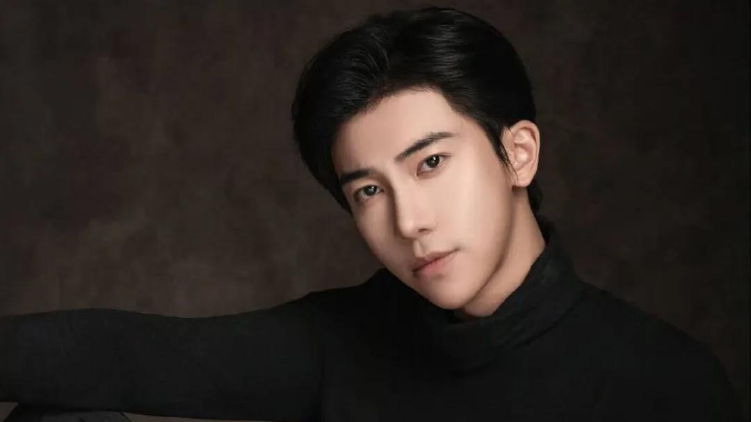 26岁男星哭诉遭富婆控制6年，曾喊“唯一姐姐”今翻脸比翻书快！