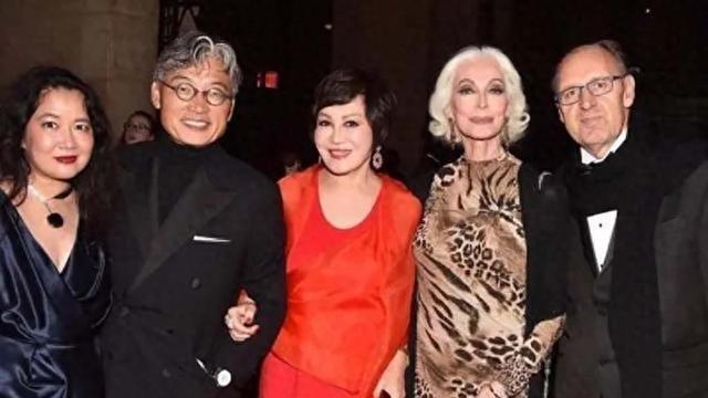 稳坐春晚前排20年，一人住7层别墅，74岁仍单身，马云都巴结她