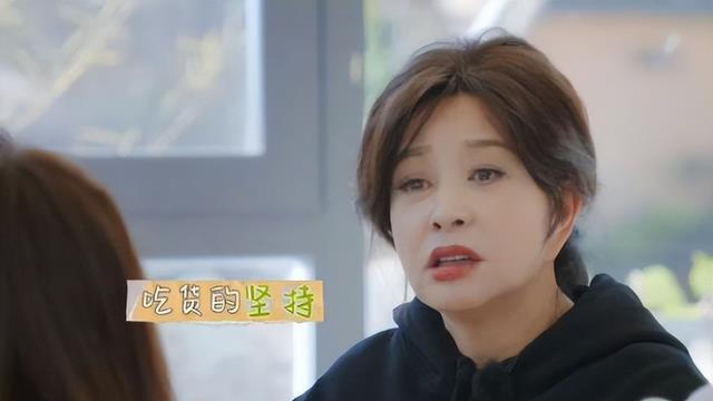 看了74岁刘晓庆的食量，就知道她健步如飞的原因，蔡明：你太厉害