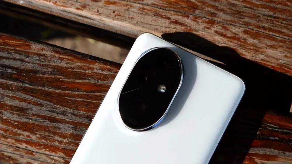 荣耀开启“清仓模式”，从3999元跌至2379元，高配版已沦为中端机