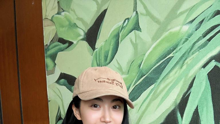 云南街头：景甜美丽亲和，却因穿搭引争议，她的敬业让人动容！