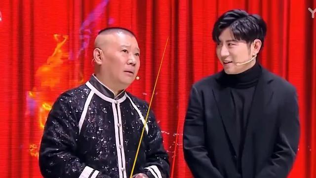 曝知名相声演员落魄卖草莓，曾退出德云社，如今路人合影得买两盒