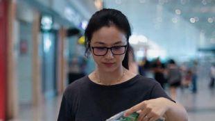 汤唯素颜护女显母爱，机场合十恳请获赞，网友齐赞暖心育儿