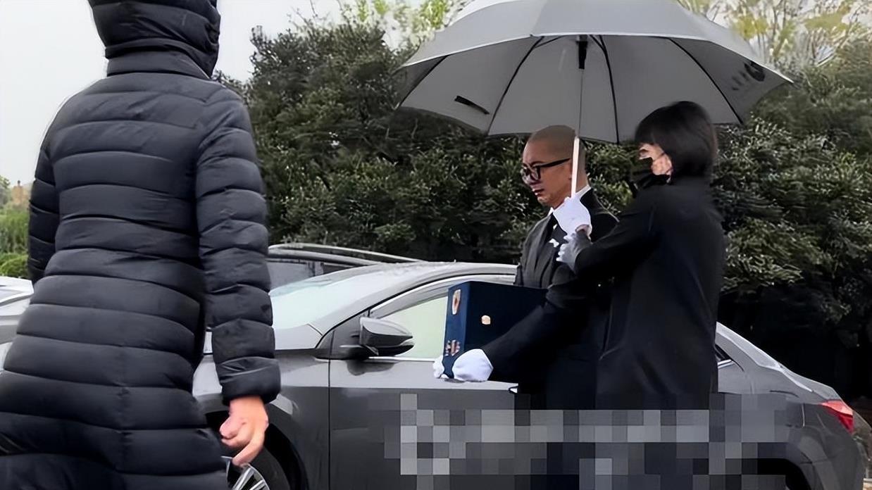 永别了！大S葬礼40分钟，十余名至亲泪别