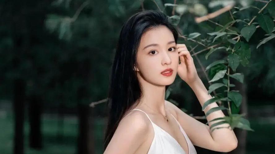 王楚然晒生日写真庆生，漂流瓶背景美轮美奂，穿薄纱长裙大秀香肩