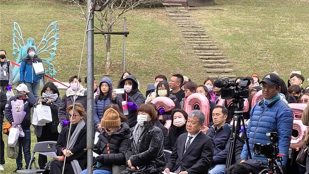 李玟新铜像揭幕现场：87岁母亲数次落泪，因过度悲伤险些摔倒