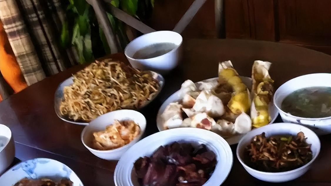 张嘉译大年初八和董宇辉在家聚会，妻子首度出镜优雅，住的是别墅