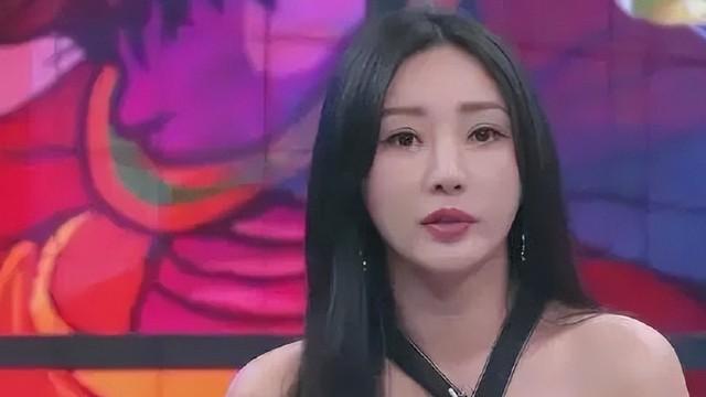 未婚先孕？44岁柳岩小腹隆起现身医院，神秘男子酷似黑泽良平