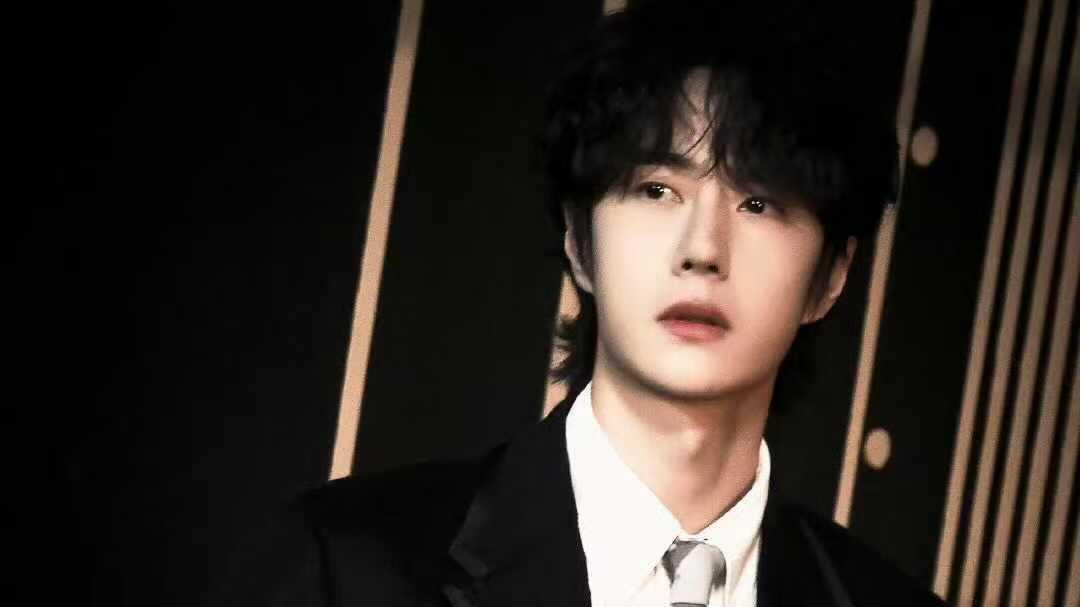 微博之夜三个尴尬：王一博没坐内场，王楚钦笑容勉强，白鹿说冷