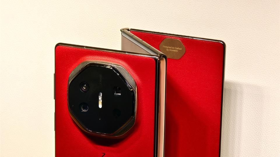 折叠屏战场升级：两款双折+两款三折，谁会更胜一筹？