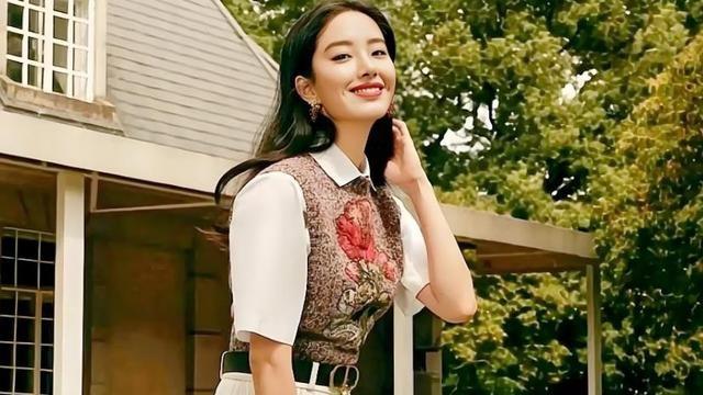 32岁杨采钰大方公开孕肚照！临盆在即状态曝光：脚肿了，身材走样