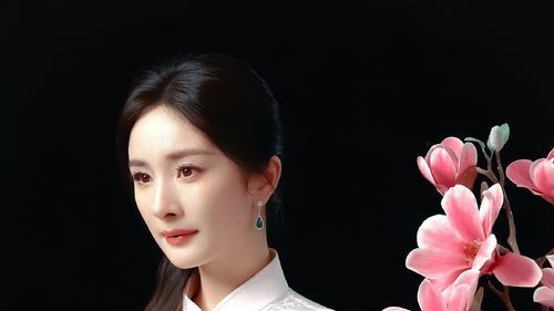 杨幂 夜幕降临前，素色笼罩中。藤蔓缠绕间，眸中全是你。