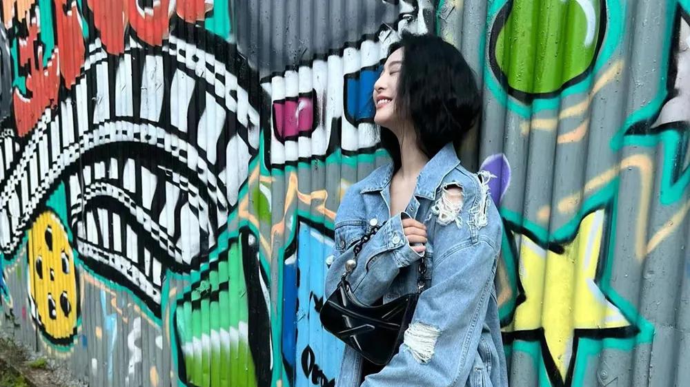 43岁范冰冰私下比红毯更惊艳！穿高开叉裙美腿雪白，这身材太出挑了！