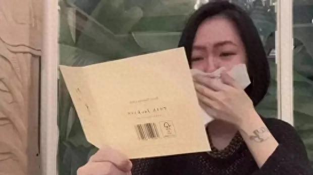 代班收视反超，小S消失35天：永远保留的化妆间藏着她最痛的秘密