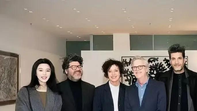 43岁范冰冰空降德国总理府，穿万元大衣背百元布包很松弛，整个人气场全开！