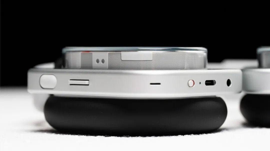 往手机里塞灯带的潮牌，又出了个怪耳机