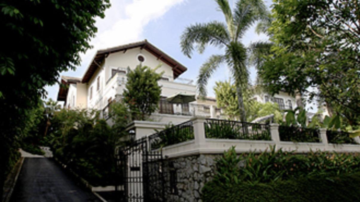 李连杰回新加坡过圣诞，抱狗与俩女儿在别墅庆祝，利智也在没露脸