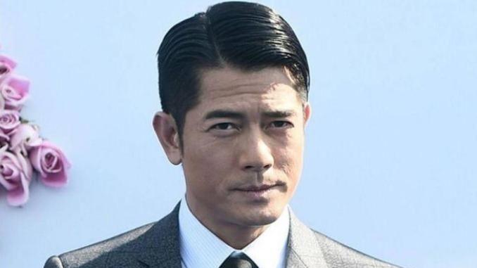 郭富城元旦陪家人看赛马，爱驹夺冠心花怒放，小22岁娇妻美艳动人