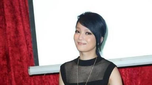 41岁张韶涵惊艳到我了，穿高开衩“钻石裙”秀美腿，真是艳而不俗！