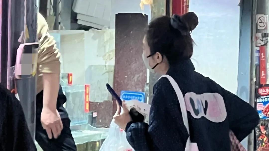 39岁姜妍独自逛菜市场