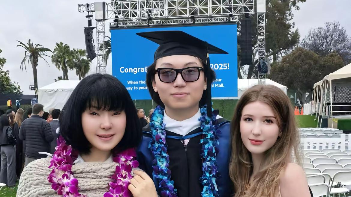 陈红参加儿子美国大学毕业典礼！儿媳长相欧美范，遭疑已定居美国