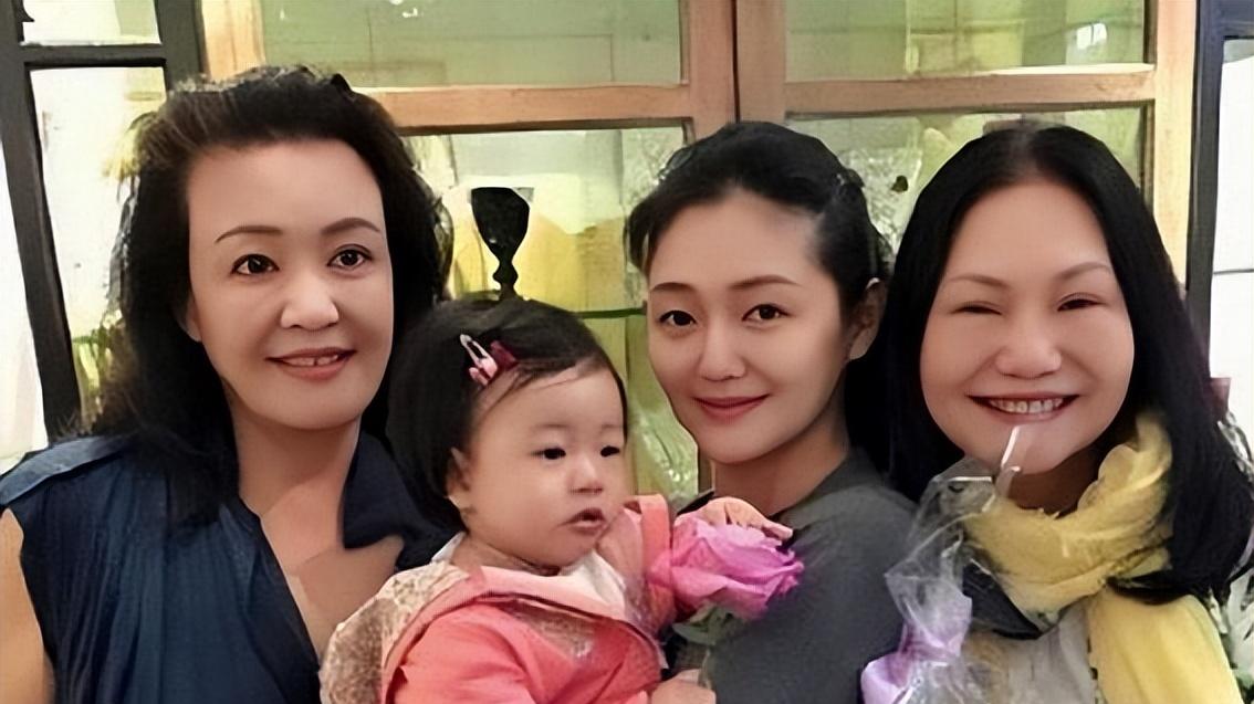 S妈在女儿下葬又发言，暗指女儿10年婚姻不幸，网友评论亮了