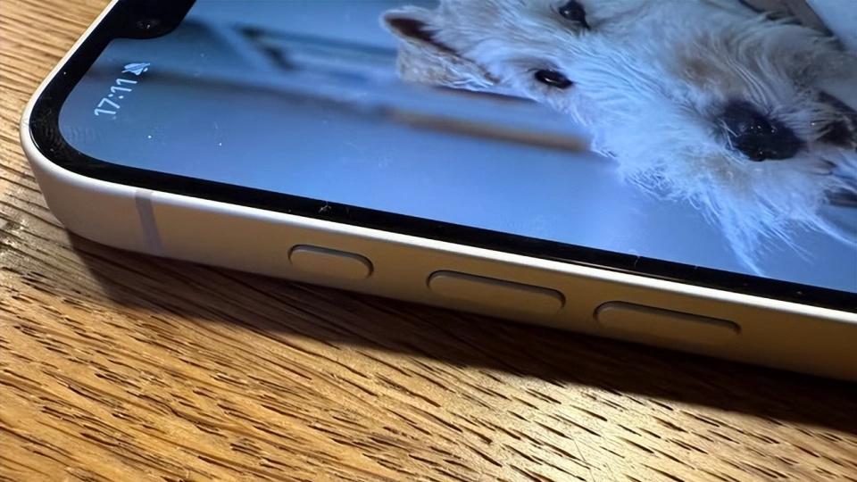 库克终于妥协，iPhone16e提前跌至“清仓价”，一步到位用六年