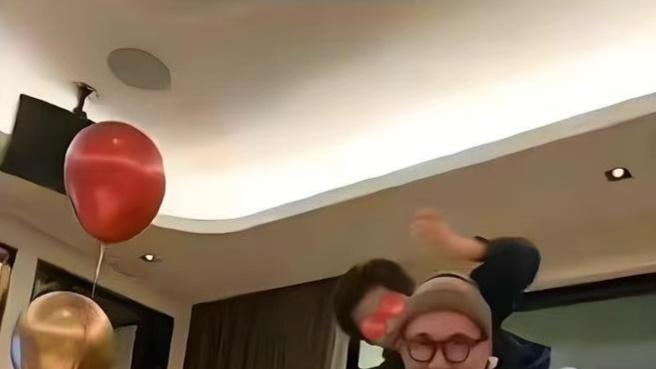 大s才离开，在无人在意的角落，她的子女却被区别对待，太可怜了