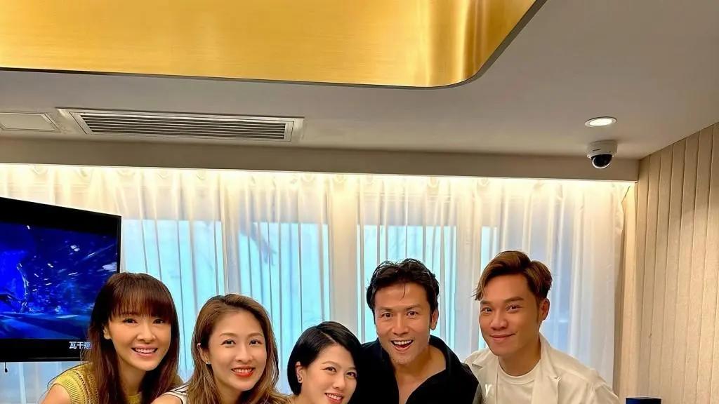 49岁前港姐加拿大豪宅曝光！复式巨厅摆三角钢琴，老公拥7家餐厅