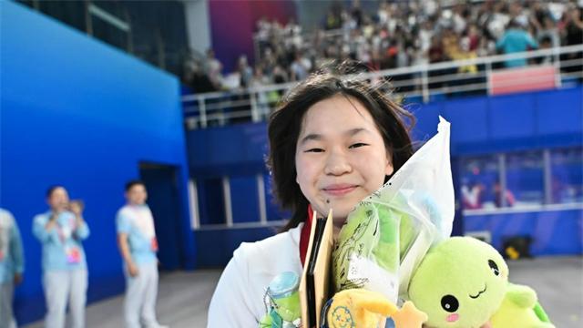 全红婵大了一圈！被张家齐捏肚子上肉，和陈芋汐体型对比十分明显