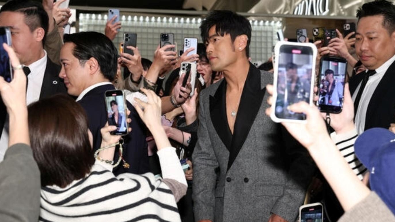 周杰伦玩起颠覆性造型，官宣明年发新专辑，肯定要超过十首歌曲