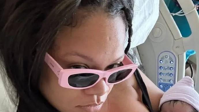 蕾哈娜晒产子自拍旧照，分娩后表情淡定，自身的身体素质非常强大