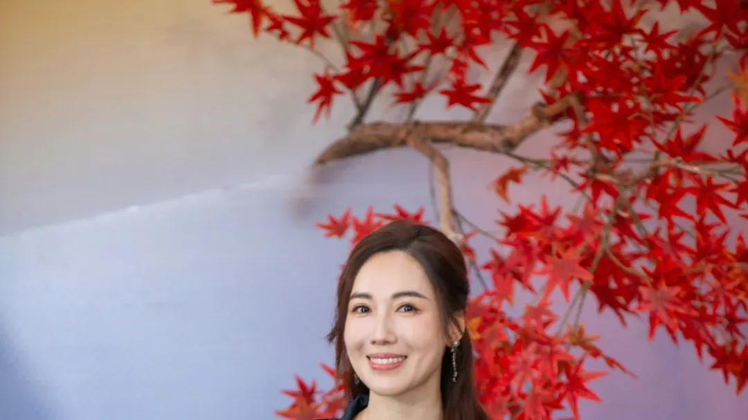 43岁“TVB在逃公主”爆红内娱，彻底杀疯了：怎么不早点来！