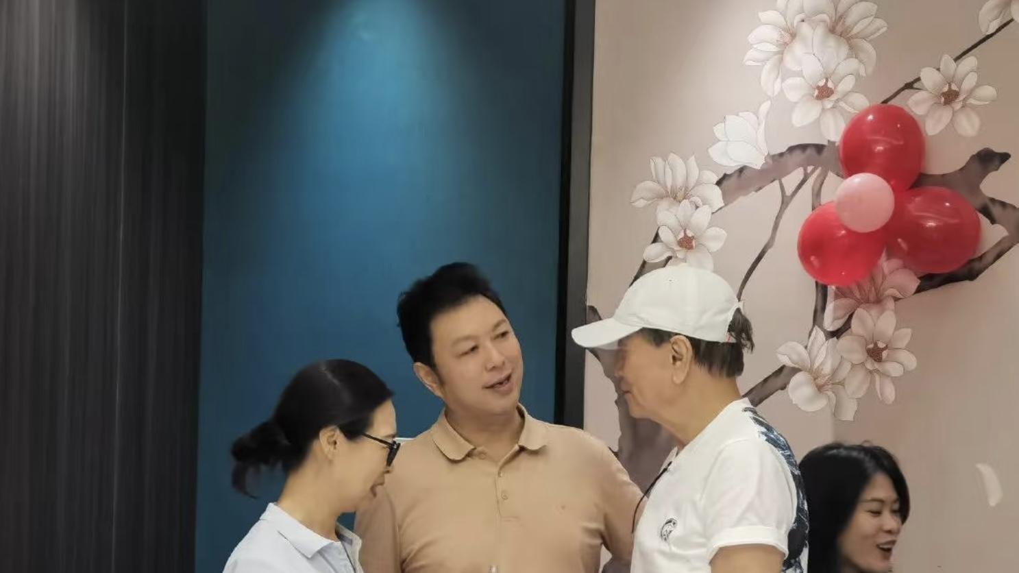 李连杰岳父现身饭局畅饮白酒，90岁身材仍壮硕，退休后在内地养老