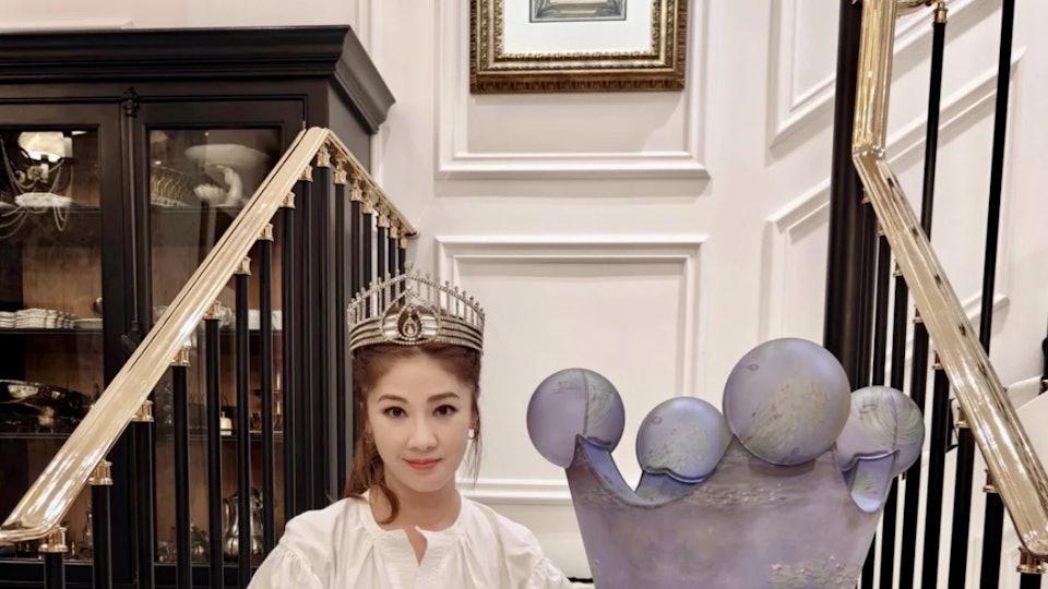 51岁港姐冠军惊曝戴假后冠上班　荣升豪门阔太生活贴地获赞勤俭