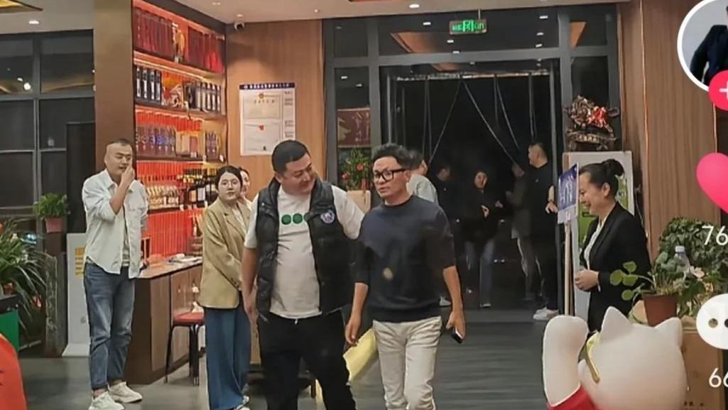 华表奖结束，黄渤大方请客，吃海鲜喝茅台，大佬都来了 座位不简单