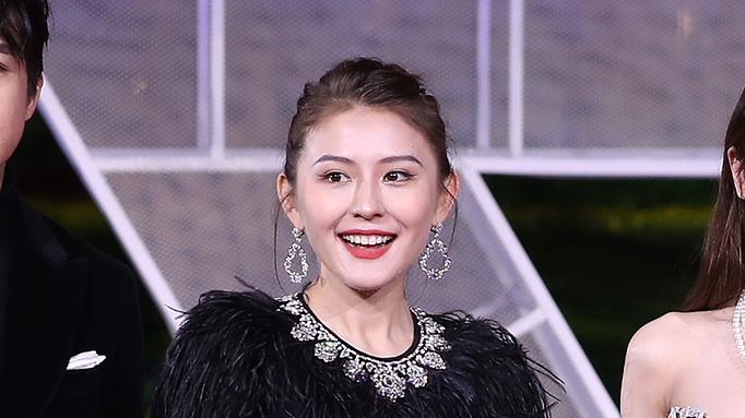 热依扎：破茧成蝶，在争议中淬炼演技锋芒